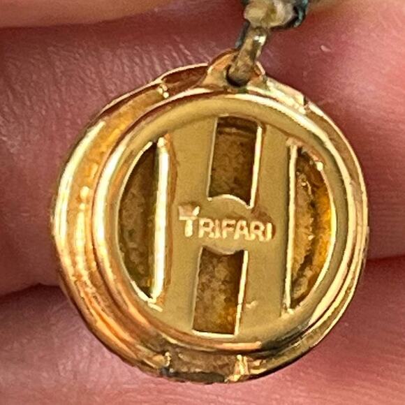 Vintage Crown Trifari Faux Pearl Necklace 22" Goldtone Hiddden Clasp Old Money - Picture 9 of 12